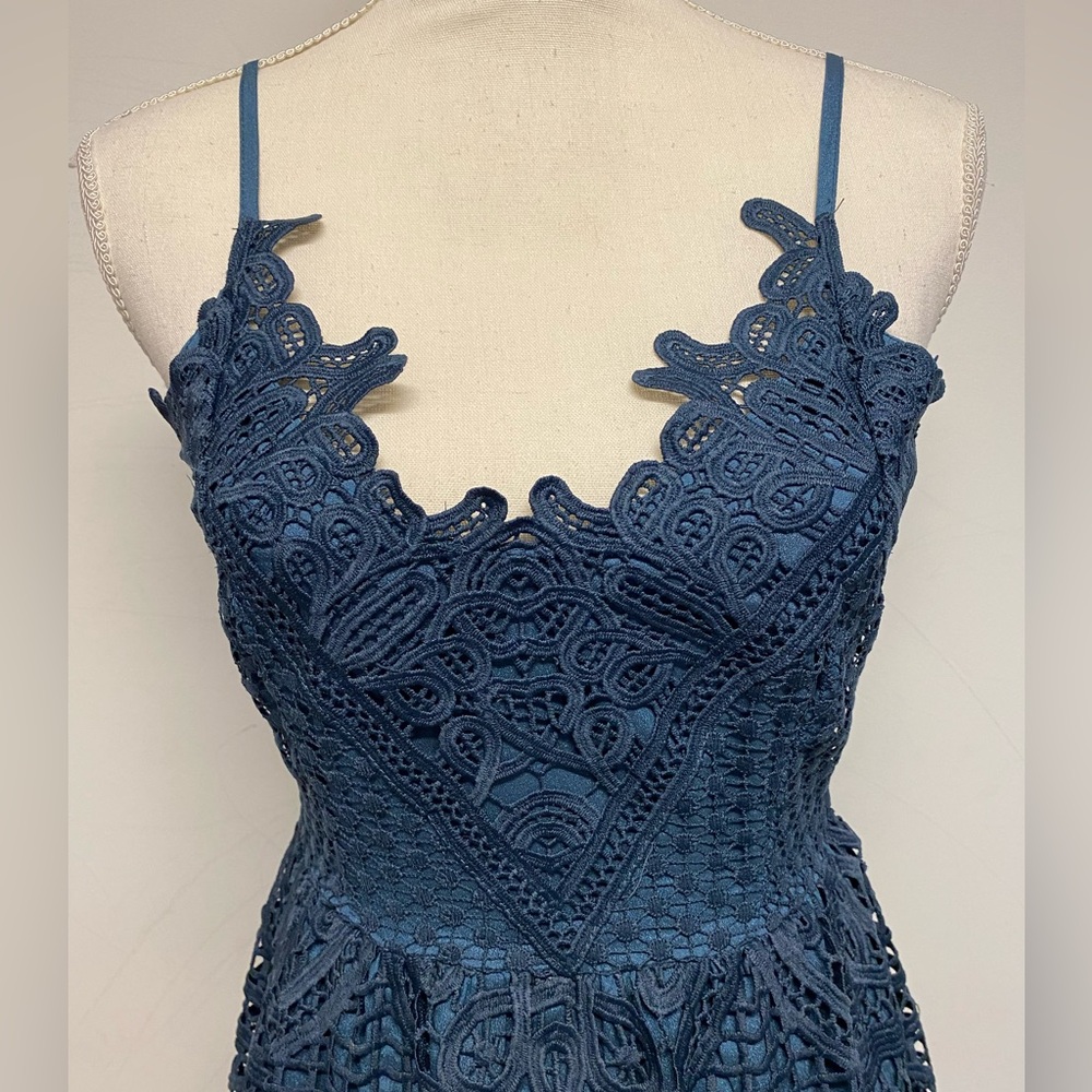Hidden Label Elegant Blue Lace Midi Dress Size Small - Picture 2 of 9